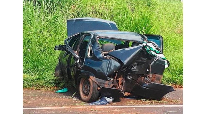 Três ficam feridos após carro bater em árvore e capotar em rodovia de Paraguaçu Paulista